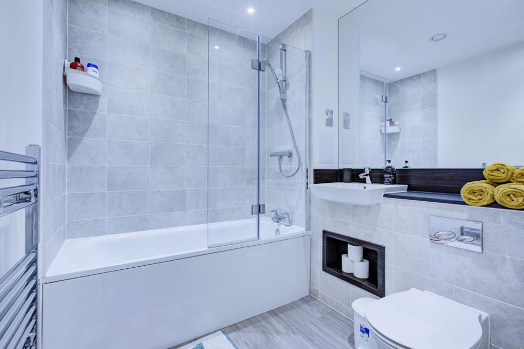 Luxury 2 Bed Flat In A New Block In East Acton Apartment London Exterior photo